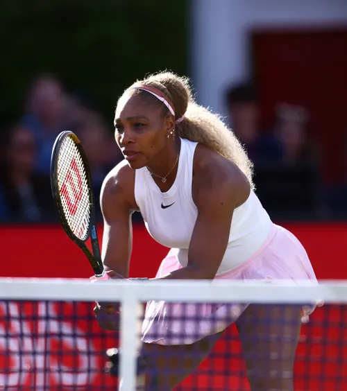 Serena Williams s-a întors după 1.375 de zile!    VIDEO.   Victorie în fața unor campioane! E în sferturi la   Queen's Club:  „Nu aveam nimic mai bun de făcut”
