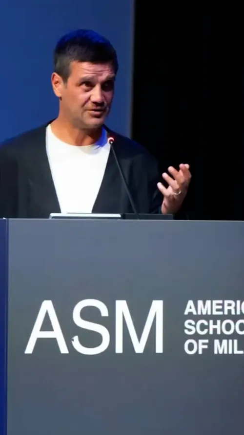 Cristi Chivu, prezentator la evenimentul Școlii Americane din Milano (FOTO: captură Instagram @americanschoolofmilan)