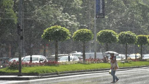 BREAKING | Alertă de vreme extremă și radical schimbătoare în următoarele 24 ore în București. Cod galben de ploi torențiale, plus scăderi de temperaturi