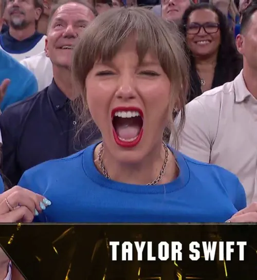 „Pleacă de aici, fato!”  Comentatoarea partidei din NBA   nu și-a dat seama că e în direct,  iar fanii lui Taylor Swift au răbufnit: „Dacă s-ar fi documentat puțin...”