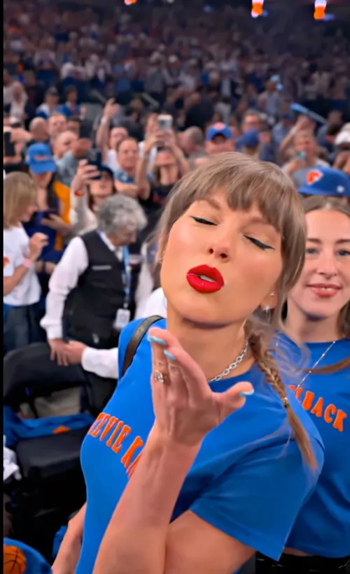 Taylor Swift, prezentă la meciul din NBA dintre New York Knicks și San Antonio Spurs (foto: X)