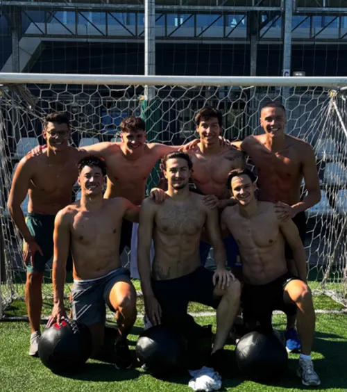 „Nu ne apucăm de fotbal”    FOTO.  David Popovici,   postare virală  de pe gazon, chiar în ziua în care începe Campionatul Mondial