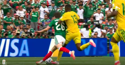 Yaya Sithole, eliminat în minutul 50 al meciului Mexic - Africa de Sud Foto captură ecran Antena Play.jpeg