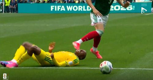 Eliminarea lui Cesar Montes în Mexic - Africa de Sud 2-0 Foto captură ecran Antena Play.jpeg