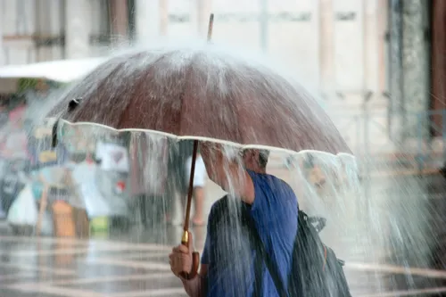 Alertă meteo suplimentară emisă acum pentru București și Ilfov. ANM anunță cod galben de ploi torențiale, vânt, tunete și fulgere