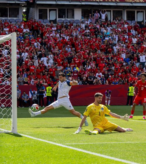 Incredibila salvare a Bosniei  FOTO. Veteranul   Kolasinac a respins din fața porții goale  cu ajutorul transversalei!