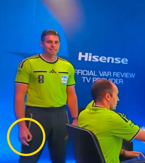 FIFA a deschis o anchetă    FOTO:  E incredibil   ce a putut să facă arbitrul din camera VAR!  Se cere excluderea lui de la Mondial