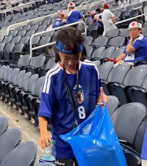 Japonezii au uimit SUA    FOTO.  Motivul neașteptat pentru care suporterii   au făcut curățenie pe stadion  după meciul cu Olanda