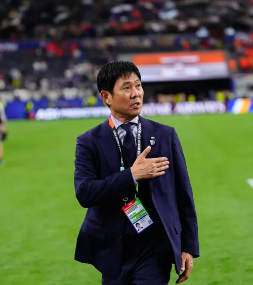 Credeați că le-ați văzut pe toate?!    FOTO:  Selecționerul Japoniei, Hajime Moriyasu, i-a lăsat pe toți mască!   Metodă neconvențională pentru a da indicații