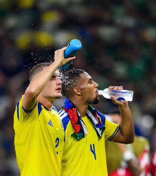 Ce rost au pauzele de hidratare?  Inovația FIFA, criticată dur. Cine pierde și   cine are de câștigat  de pe urma opririi forțate a meciurilor de la CM 2026