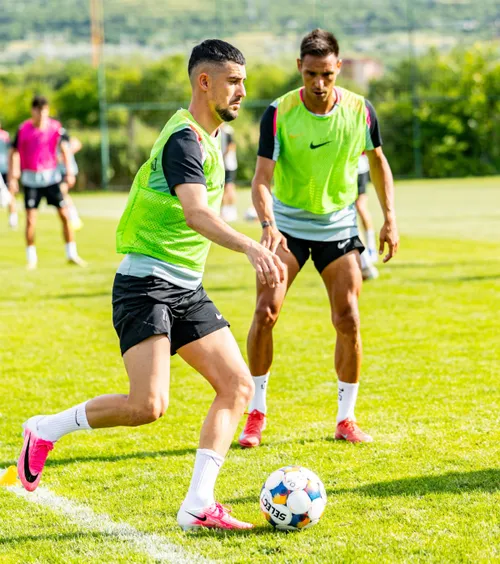 Jucătorii echipei CFR Cluj s-au reunit sub comanda noului antrenor, Antonio Folha (foto: Facebook / Fotbal Club CFR 1907 CLUJ)