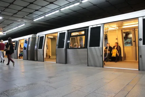 "Să se dea RO-Alert când o să avem premier!" Cea mai bună sugestie în această extremă agitație politică de la București e a unui puști care alerga dimineață după metrou