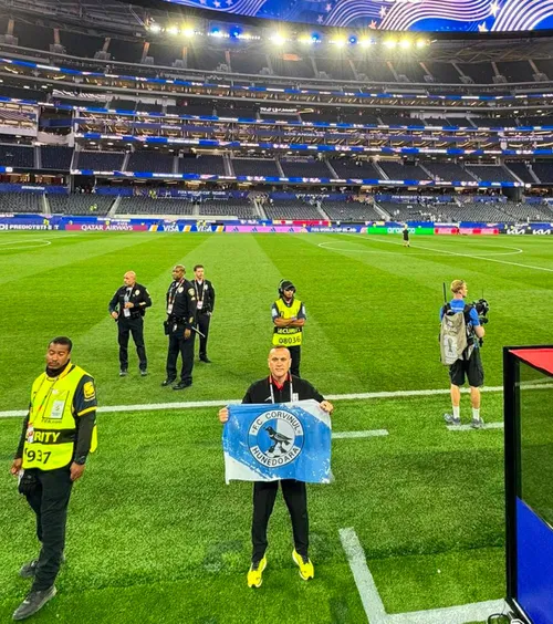 Corvinul, prezentă la Mondial  Cum a ajuns steagul hunedorenilor pe SoFi Stadium, arena de   5,1 miliarde de euro