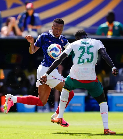 Mbappe e deasupra tuturor    Căpitanul are toate recordurile Franței  după „dubla” de vis la 3-1 cu Senegal. Start de Mondial la înălțime