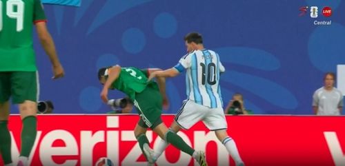 Faultul comis de Leo Messi în Argentina - Algeria FOTO Captură X (1).jpeg
