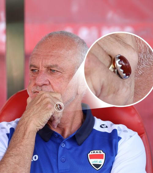 Inel special   Povestea bijuteriei sărutate de   selecționerul Irakului,  Graham Arnold, înaintea meciului cu Norvegia