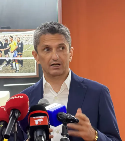 „Dacă ai fi prost, aș înțelege”  Răzvan, dezvăluire printre lacrimi despre   Mircea Lucescu.  Ce i-a spus după ce a închis ușa, „ca să n-audă mama”