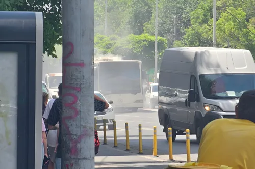 VIDEO | Un autobuz STB a luat foc pe traseu, pe Bd. Iuliu Maniu. "E un Citaro Euro 3 din anul 2007, cât să mai țină, frate?"