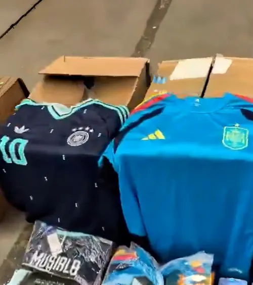 Mafia tricourilor contrafăcute, destructurată!  Raid spectaculos în Spania:   66.000 de tricouri, confiscate și 95 de arestări  în timpul Campionatului Mondial