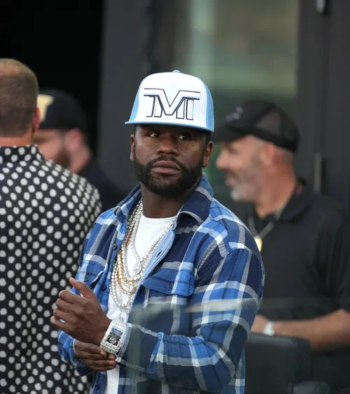 Floyd Mayweather, acuzat de furt   Legendarul boxer riscă până la   20 de ani de închisoare!