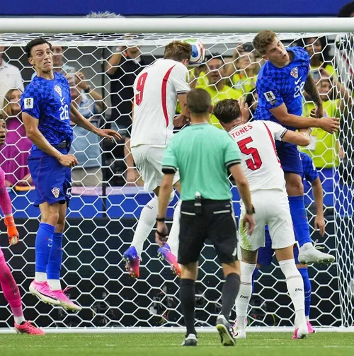 Kane a reluat mingea cu capul dintre doi jucători croați, aflați departe de el