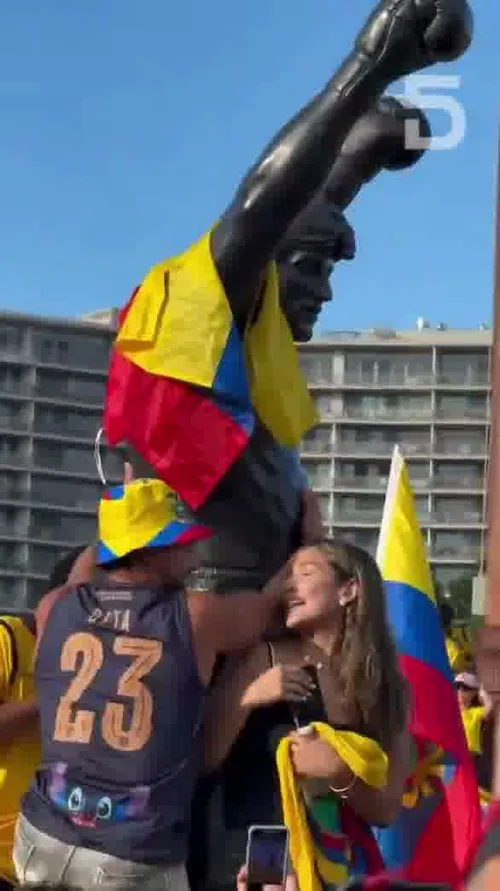 Fanii Ecuadorului au îmbrăcat statuia lui Rocky în culorile naționalei. Foto: captură X / @doble5ec