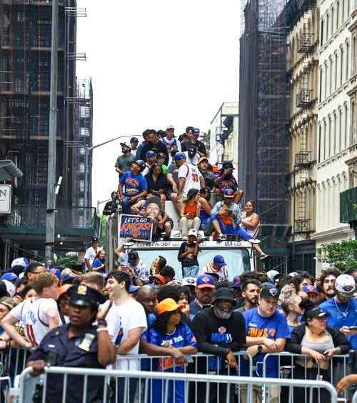 Haos din nou în Times Square  Oamenii   au fugit din calea gloanțelor  la câteva ore după parada de titlu a celor de la Knicks