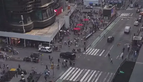 Momentul în care oamenii au început să fugă din calea gloanțelor în Times Square. Foto: captură X / @Breaking_4_News