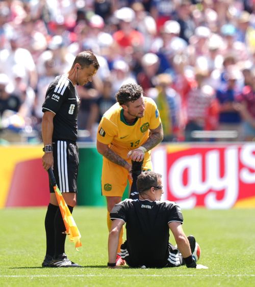 „Ce face omul ăla acolo?”    FOTO.  Imagini inedite în prelungirile meciului SUA - Australia.   Ce a pățit arbitrul