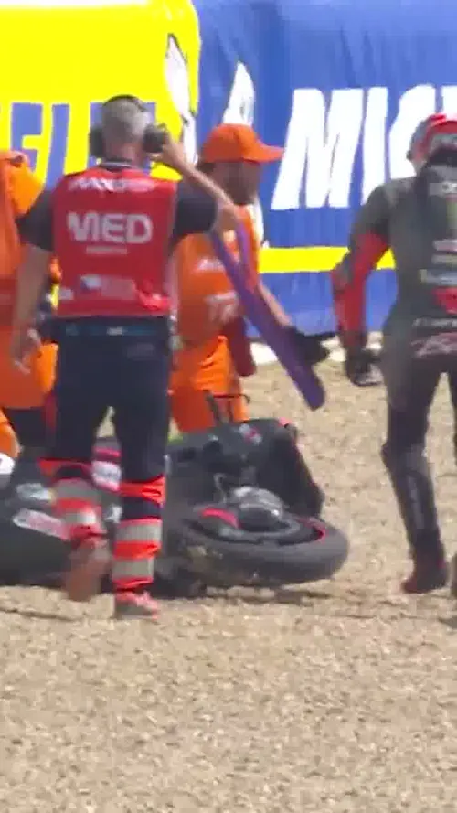 Momentul în care Marco Bezzecchi a lovit un steward. Foto: Captură X / @bikesontnt