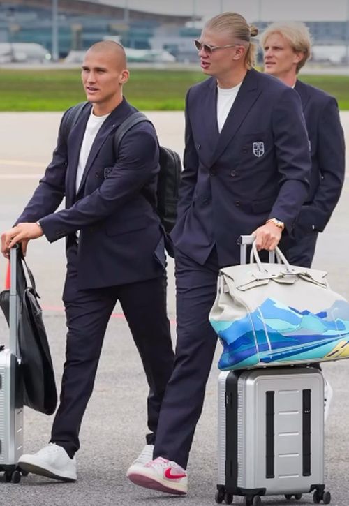 Erling Haaland cu geanta Hermès HAC Birkin 50 „Endless Road” (foto: Instagram)