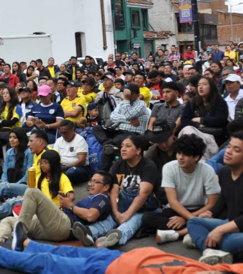 Asasini de 16 ani, crimă în Ecuador    FOTO.  Localnicii care urmăreau meciul împotriva Curacao,   atacați de doi adolescenți.  O persoană a fost ucisă