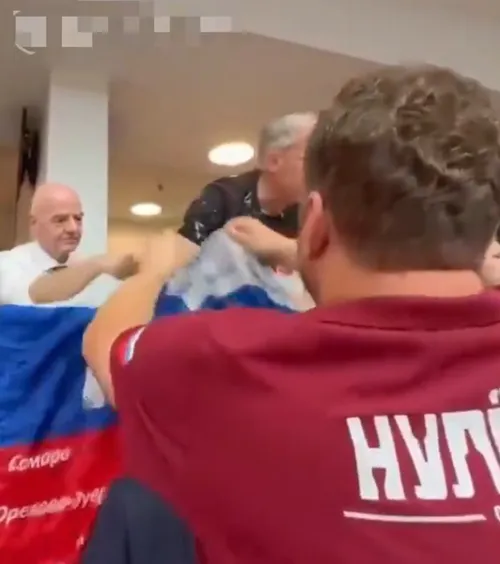 Infantino, autograf pe steagul Rusiei     VIDEO.  Președintele FIFA, abordat la   CM 2026:  „Ne-a vorbit în rusă”. Și premierul Canadei a semnat
