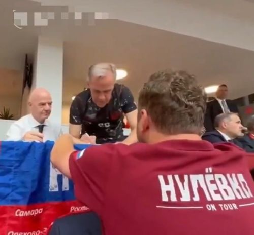 Gianni Infantino și premierul Canadei au semnat pe steagul Rusiei. Foto: captură X/@kyiv_tv