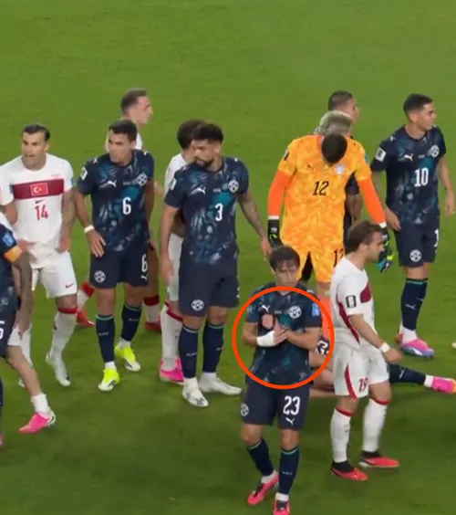 Moment bizar la CM 2026    FOTO.  Eroul Paraguayului, surprins când   „fură” ceasul  arbitrului în meciul cu Turcia!