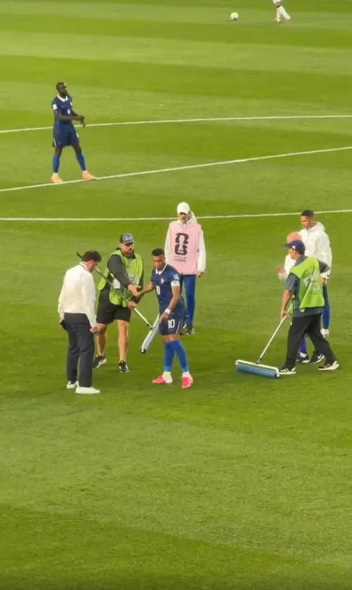 Mbappe le dădea indicații îngrijitorilor terenului, care îndepărtau apa de pe gazon. Foto: captură X/@NoodleHairCR7