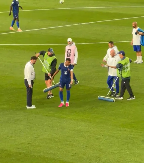 Mbappe, imagini virale    VIDEO.  Starul Franței   a pus umărul la treabă  după ploaia torențială » Ce spune despre duelul său cu Messi