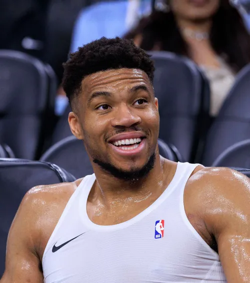 Schimb fabulos în NBA  Starul   Giannis Antetokounmpo  are o nouă echipă. Cu ce se alege Milwaukee Bucks
