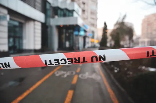 UPDATE | Focuri de armă trase dimineață în stradă, în București, după ce un tânăr și-a atacat tatăl cu un cuțit. Apoi, a amenințat și polițiștii