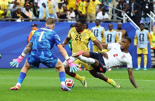 Momentul în care Konsa l-a atacat din spate pe Adu, la Anglia - Ghana. Nu s-a dat penalty. Foto: Imago