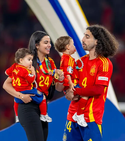 Amenințată cu moartea!  Fanii catalani   au hărțuit-o  pe partenera lui Marc Cucurella dintr-un motiv stupid