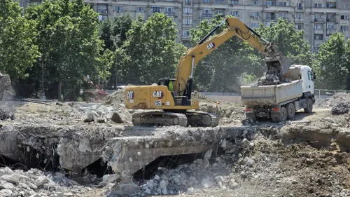 FOTO | Cele mai noi imagini de pe șantierul de la Planșeul Unirii. Muncitorii dezafectează acum ultima bucată din vechea placă de beton