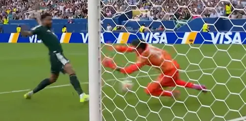 Primul meci, prima gafă pentru Muslera la Arabia Saudită - Uruguay 1-1. A scăpat mingea în față și Al-Amri a înscris