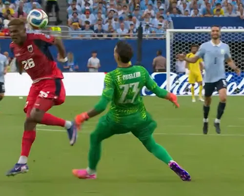 Al doilea meci, a treia gafă, la Uruguay - Capul Verde 2-2: Muslera a ieșit greșit în afara careului, Varela l-a depășit și a înscris