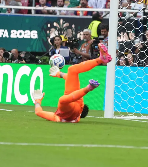 Îngropați de legendă    FOTO.  Uruguay e out de la Mondial!   Muslera, record de gafe  și o scenă incredibilă în vestiar. Ce s-a întâmplat la pauză cu Spania