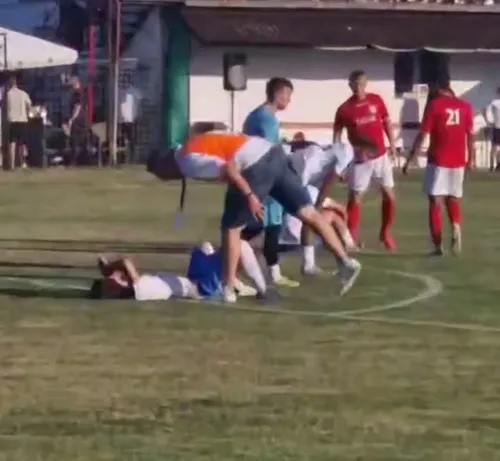 Scene reprobabile la barajul de promovare în Liga 3, ACS Barcău Hanna Nușfalău - AFCS Talna Orașu Nou. Capturi FB (8).jpg