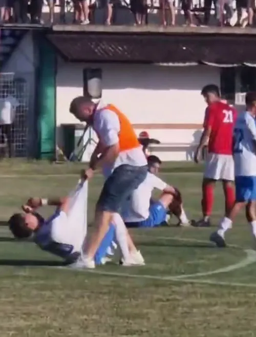Gest reprobabil la baraj     VIDEO  Team managerul   a agresat un jucător  după ratarea promovării: scene incredibile