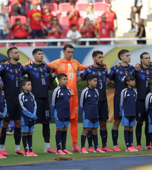 Pe cont propriu!   Decizia Federației uruguayene, după eliminarea prematură de la Mondial:   fotbaliștii au fost surprinși