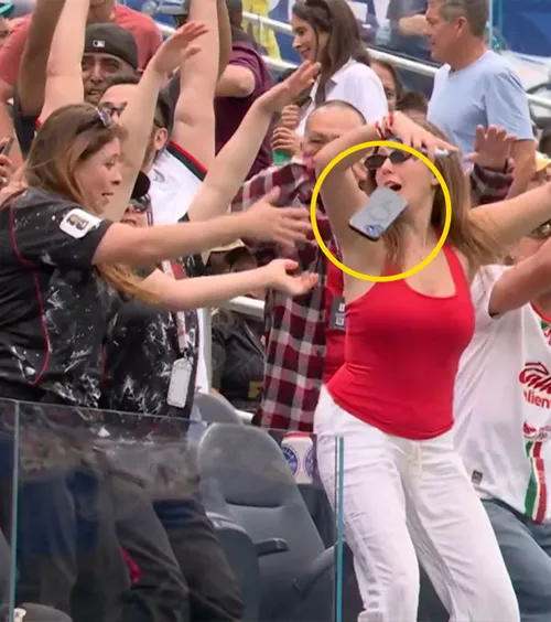 Moment viral la CM 2026    FOTO.   Primul meci din 16-imi a cucerit Internetul!   Reacția unei fane a Canadei  în momentul în care își „catapultează” telefonul în tribune
