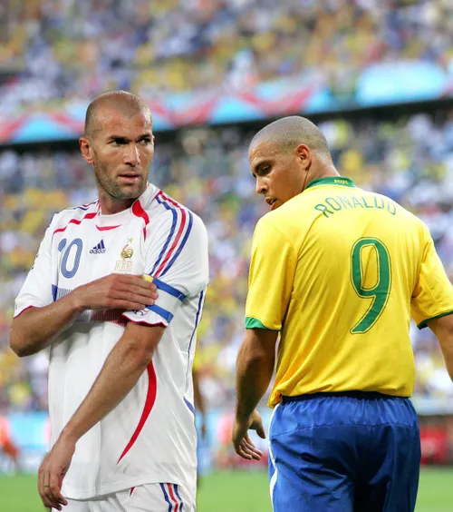 „Mulți jucători plângeau”  L-a dat pe afară din vestiar pe   Zinedine Zidane!  20 de ani mai târziu, Ronaldo a dezvăluit motivul